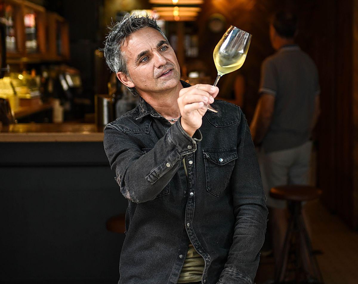 El vigneron de Zalla Alfredo Egia Cruz (55) con una copa de su vino Izaki (lo que es) hecho con uvas cultivadas en Balmaseda en la entrada del Cork, en Pozas.