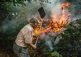 Un vecino de una aldea de Ourense hace frente a las llamas.
