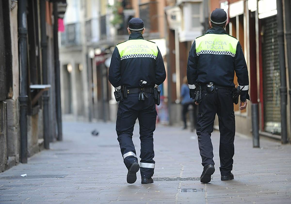 Agentes de la Policía Local caminan por el Casco Viejo de Vitoria.