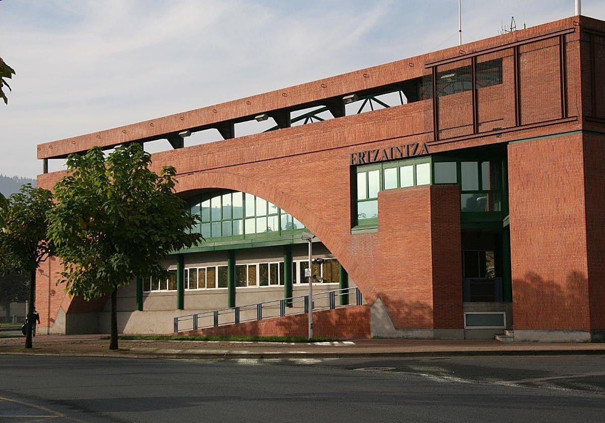 Exterior de la comisaría de la Ertzaintza en Llodio.