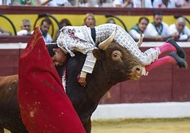 Doble cogida a Roca Rey en Huesca a una semana de torear en Bilbao