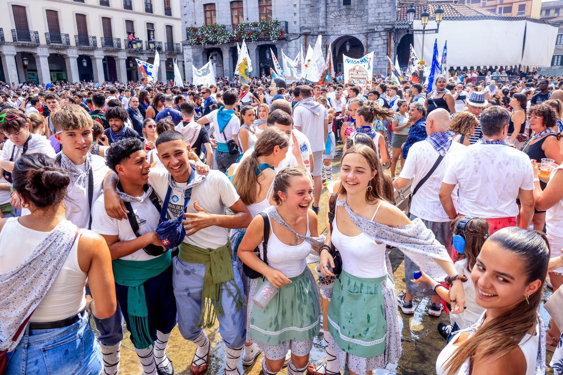 El chupinazo de las fiestas de Llodio, en imágenes