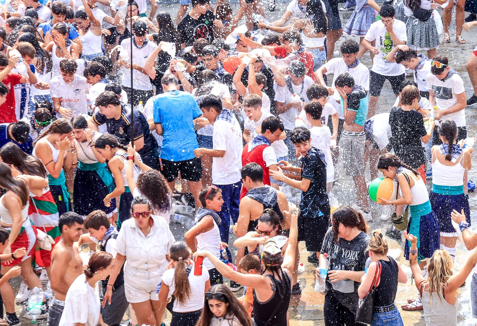 El chupinazo de las fiestas de Llodio, en imágenes