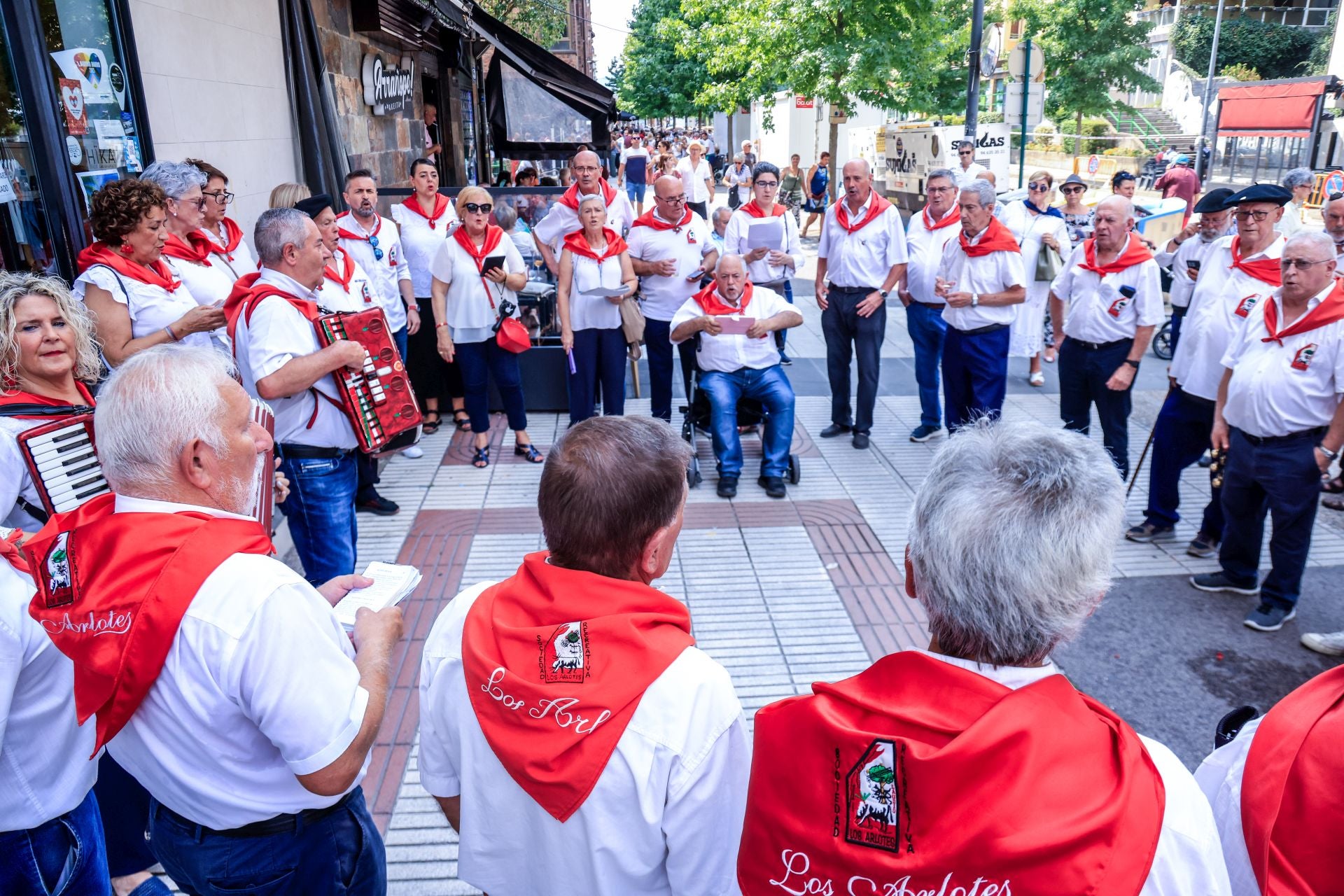 El chupinazo de las fiestas de Llodio, en imágenes