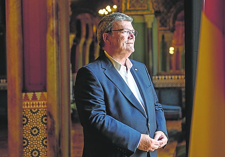 El alcalde Juan Mari Aburto posa en el Salón Árabe durante la entrevista.