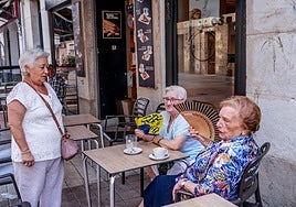 Los abanicos cotizan al alza por las calles de Vitoria en días como estos.