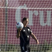 El entrenador del Sevilla, el argentino Matías Almeyda, durante el entrenamiento realizado este viernes con vistas al inicio de la Liga.