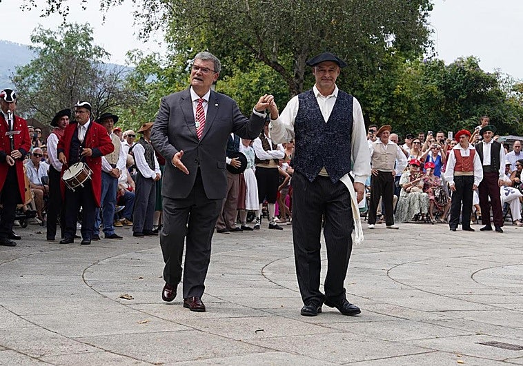 Así ha bailado el aurresku el alcalde Aburto