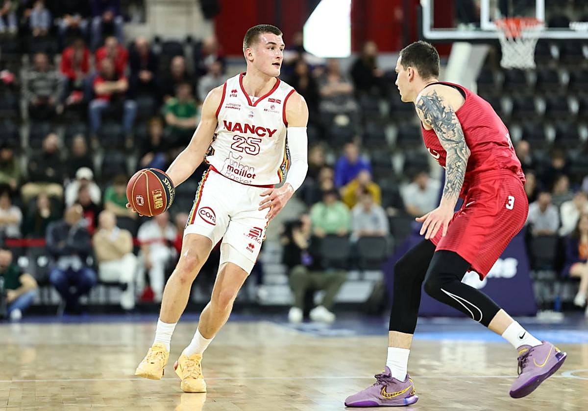Frisch sube la pelota en un partido con el Nancy.