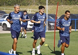 Hugo Novoa, con Tenaglia y Jonny en Ibaia.