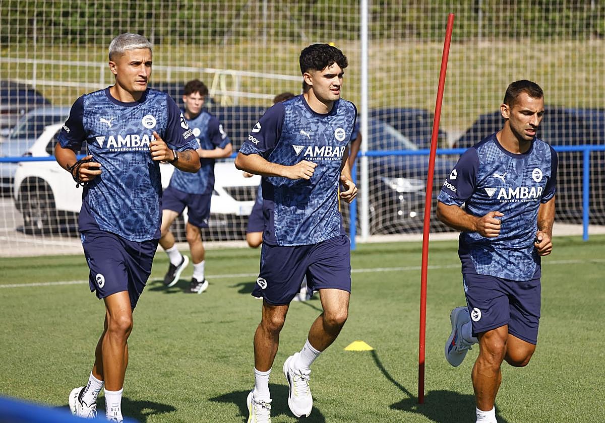 Hugo Novoa, con Tenaglia y Jonny en Ibaia.