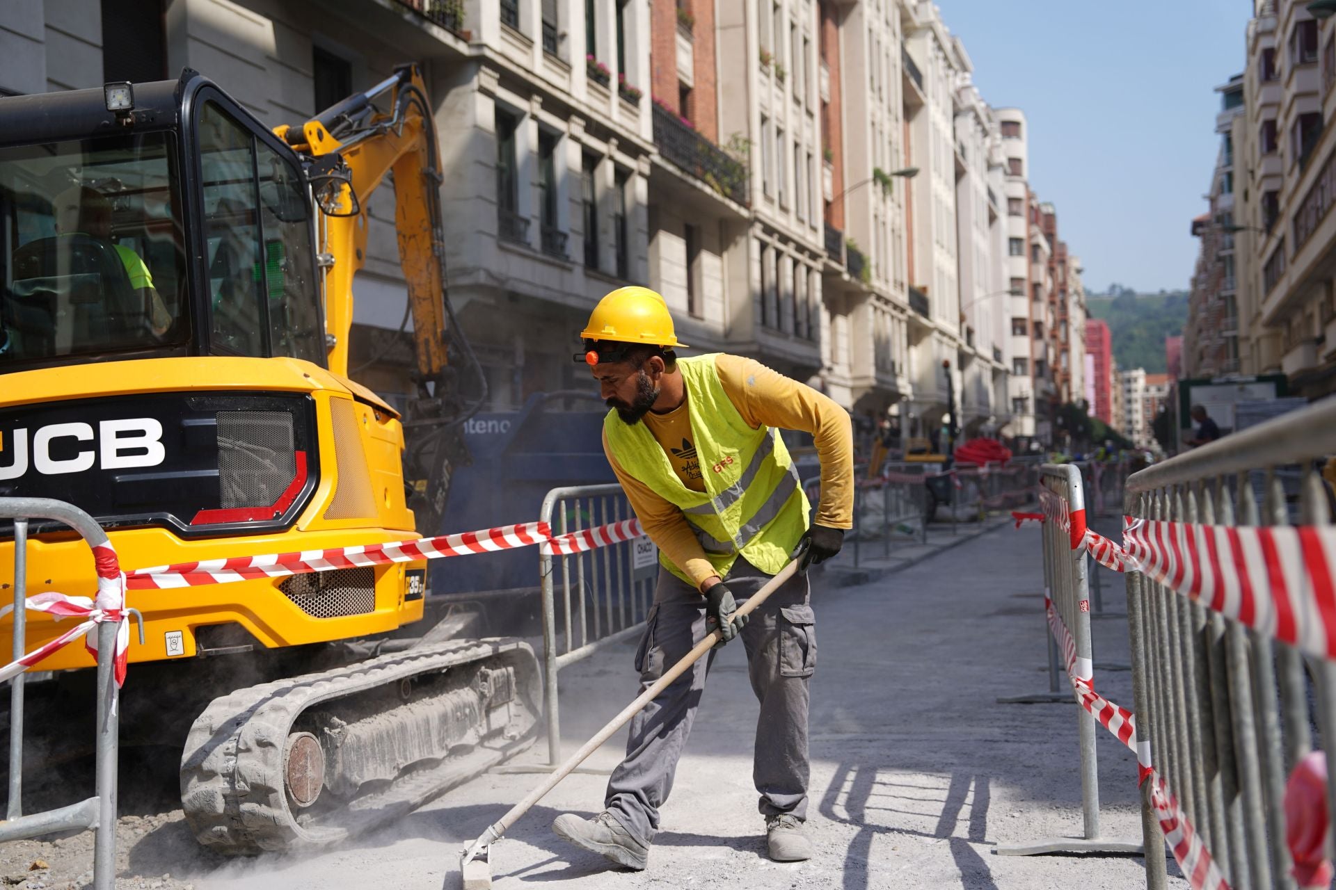 Euskadi es la tercera comunidad que más trabajadores atrae pero su formación es baja