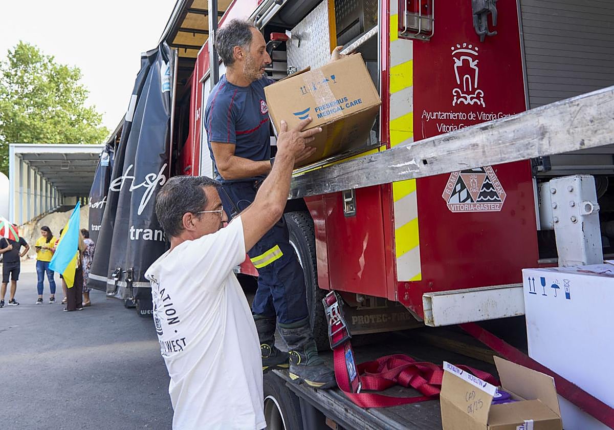 Los camiones parten también con material sanitario y de lucha contra incendios.