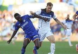 Toni Martínez intenta superar a Djené.