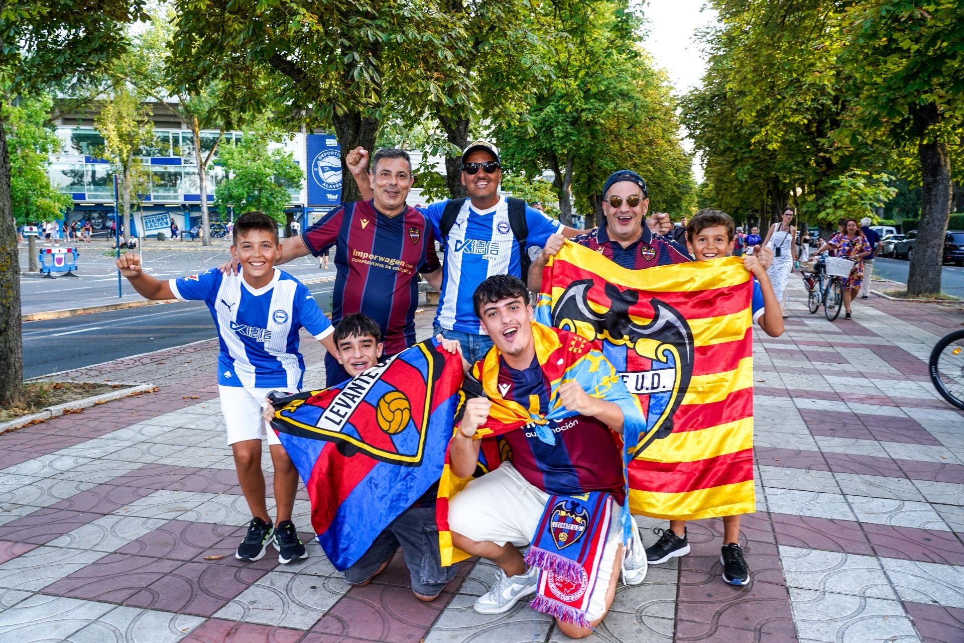 Las imágenes del regreso de la afición a Mendizorroza