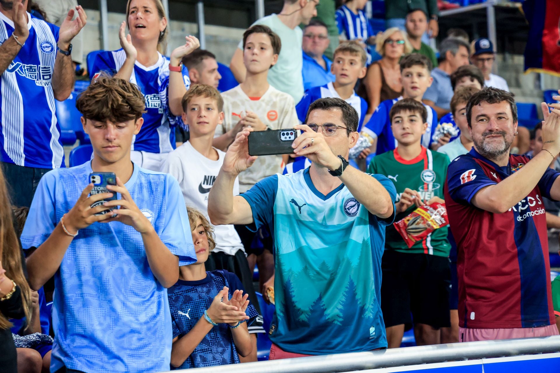 Las imágenes del regreso de la afición a Mendizorroza