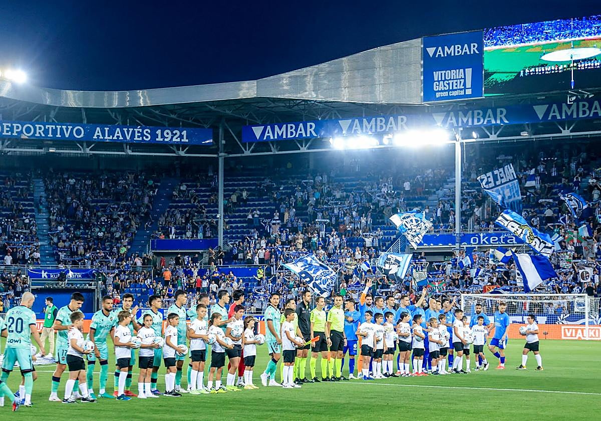 Las imágenes del regreso de la afición a Mendizorroza