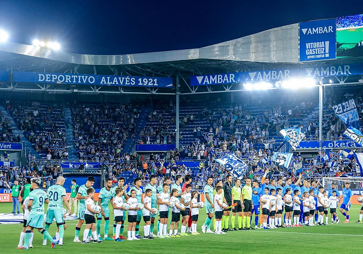 Las imágenes del regreso de la afición a Mendizorroza