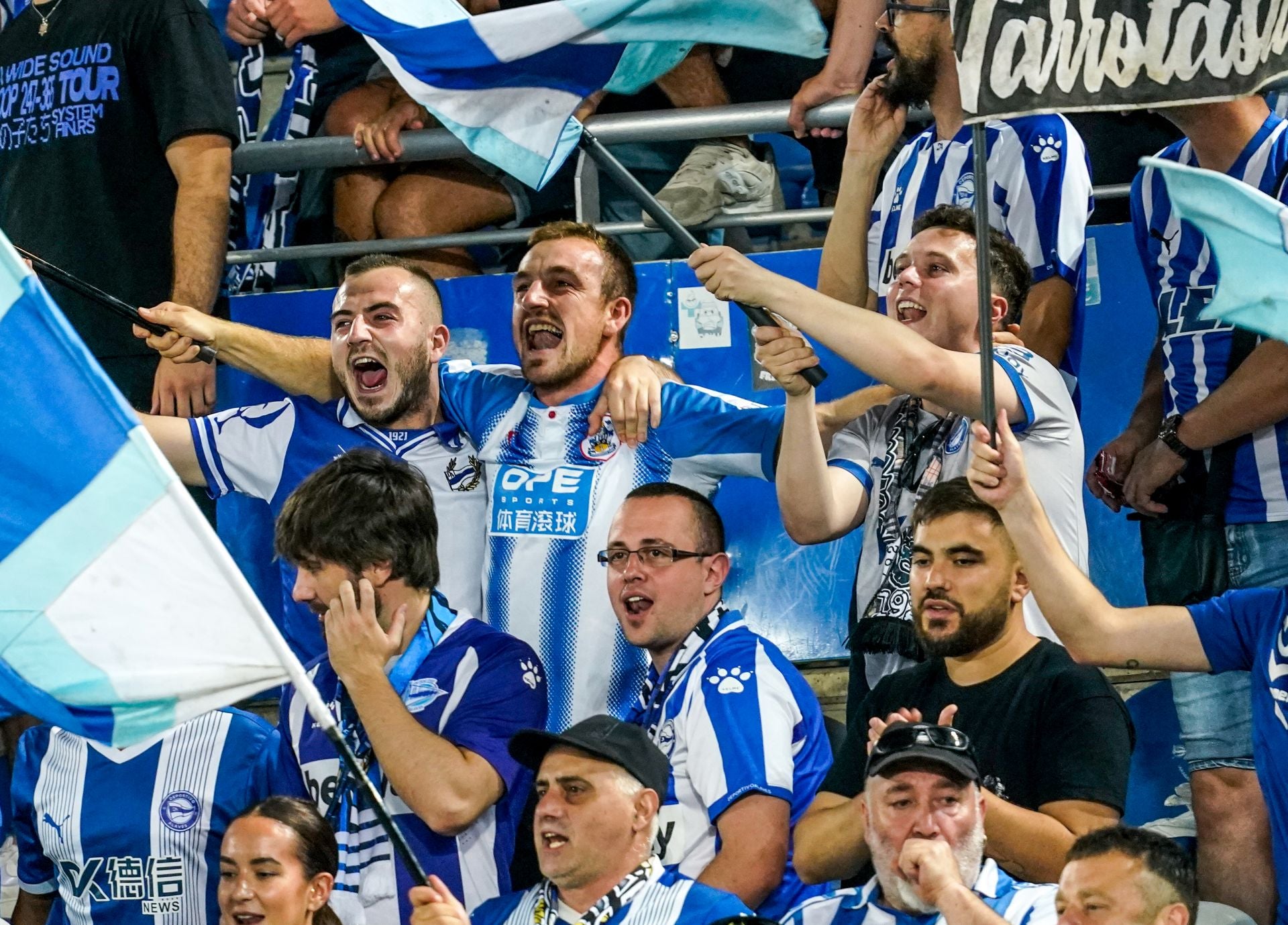 Las imágenes del regreso de la afición a Mendizorroza