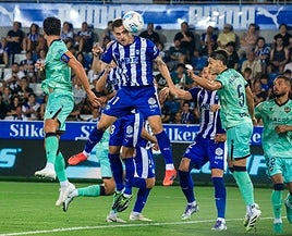 Toni Martínez marca de cabeza el 1-0.