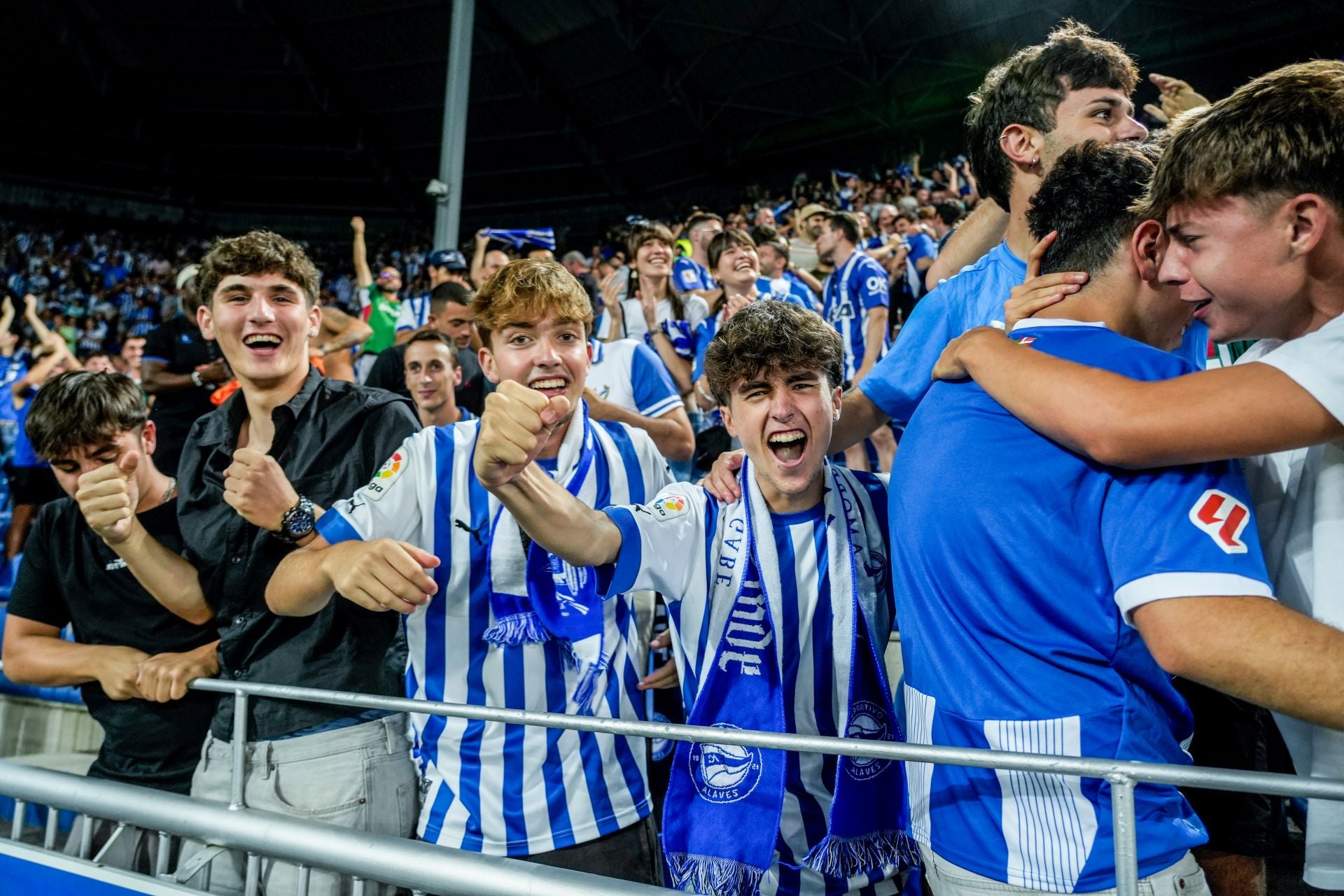 Las imágenes del regreso de la afición a Mendizorroza