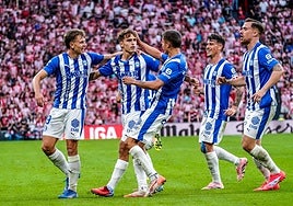 Los jugadores del Alavés celebran el gol.