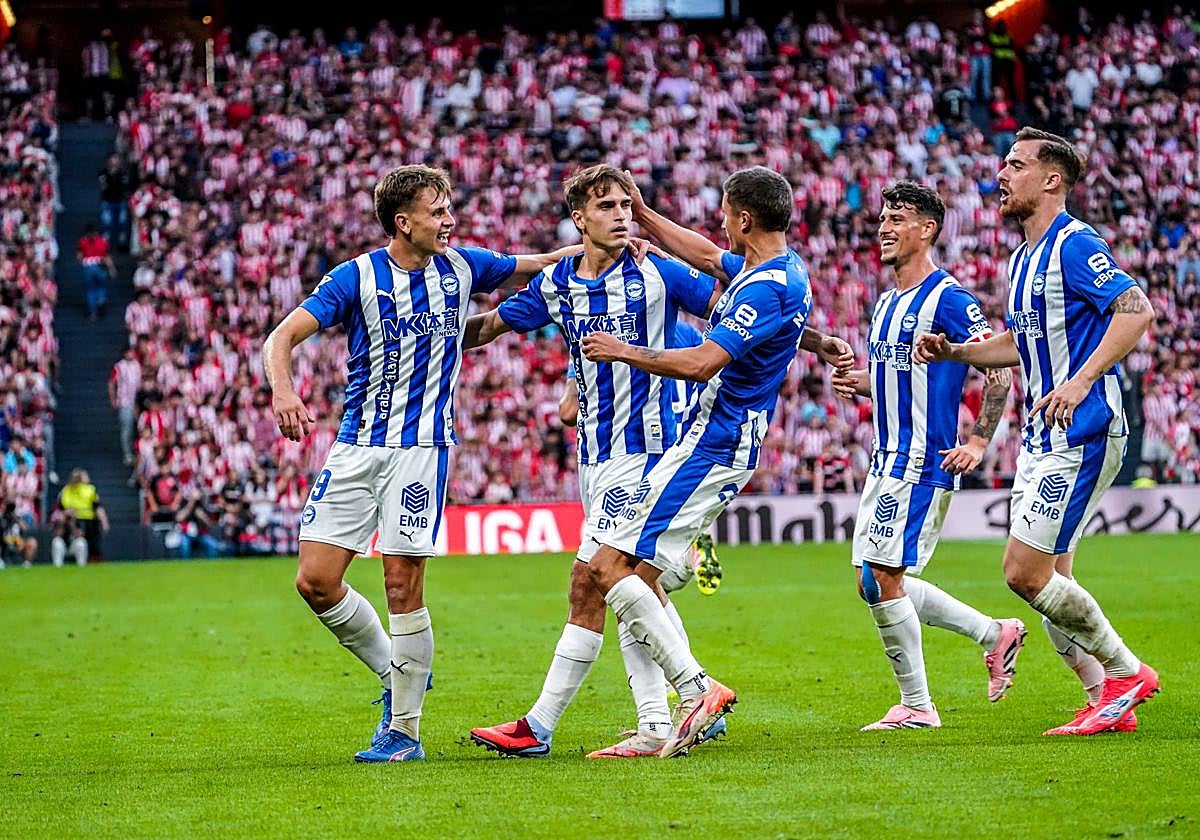 Los jugadores del Alavés celebran el gol.