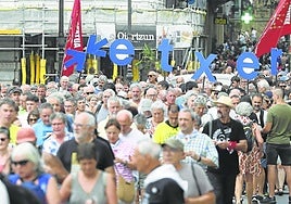 Centenares de personas convocadas por Sare recorrieron ayer las calles de San Sebastián.