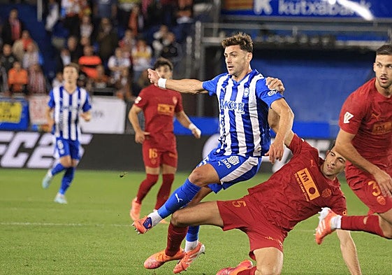 Lucas Boyé sufre la entrada de Tárrega.