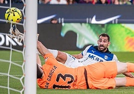 Jonny asiste al paradón de Joan García que cambia el partido.