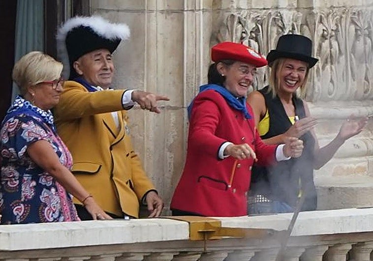 Francis leyó su pregón desde el balcón del Arriaga.