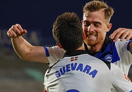 Guevara celebra con Toni Martínez su gol al Getafe.