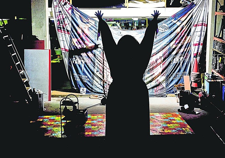 Entramos por primera vez en la ultrasecreta guarida de Marijaia: aquí vuelve a la vida todos los años para irse de fiesta