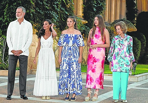 Los reyes y sus hijas, la princesa Leonor y la infanta Sofía, en la recepción de este agosto en Marivent.