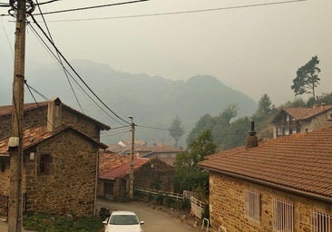 El humo de los incendios de León obliga a cerrar el teleférico de Fuente Dé y a prohibir las rutas en los Picos de Europa