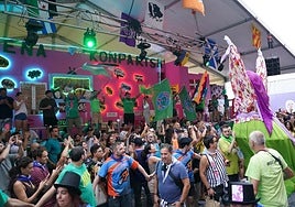 Las txosnas desatan el frenesí en el Arenal