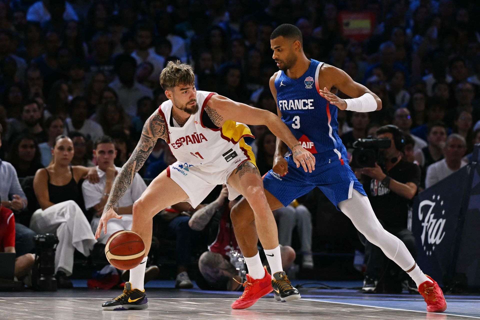 Timothé Luwawu-Cabarrot defiende a Juancho Hernangómez en el amistoso que jugaron Francia y España el sábado en París.