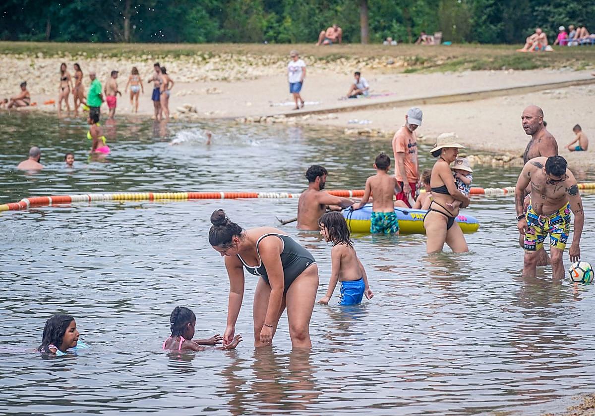 Las imágenes del último chapuzón de la ola de calor en Álava