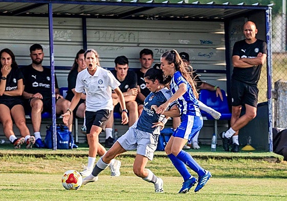 Andrea Esteban alienta a una de sus jugadoras durante el partido.