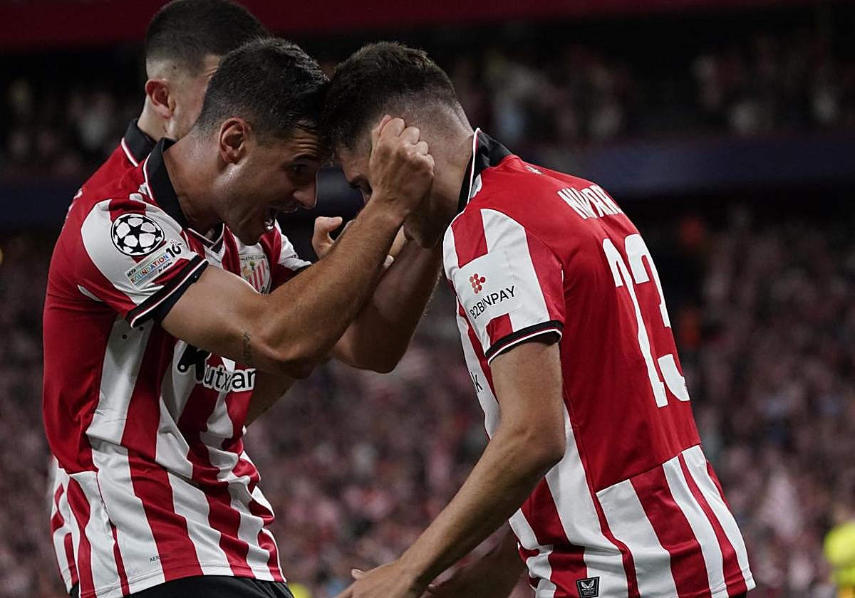 Gorka Guruzeta -izquierda- y Robert Navarro, los autores de los tres goles, celebran uno de ellos.