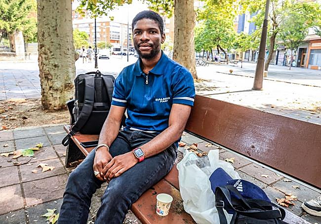 Acompañado por su mochila Doua descansa frente en un banco.