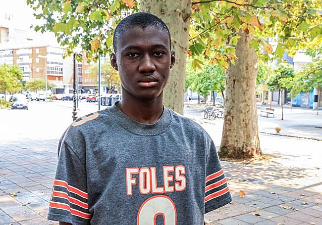 Pasa sus días junto a Doua y Diaguely frente al cementerio de Santa Isabel.