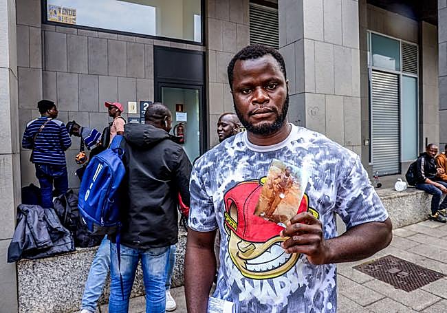 Pathé muestra una fotografía de cuando recogía oro.