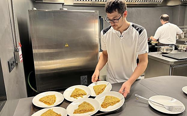 Desde primera hora, Nacho Solana comienza con la elaboración de tortillas de patata. Alejandro se dispone a sacar los primeros pinchos para clientes que han subido hasta la Bien Aparecida para desayunar. También sale a esa misma hora la primera ración de croquetas, una de las grandes referencias de la casa.