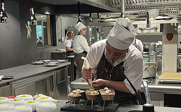 Llegan los primeros clientes al restaurante gastronómico y Fernando última los primeros aperitivos del menú degustación.