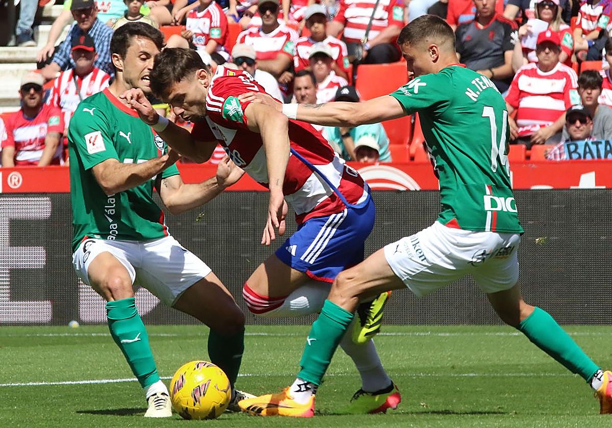 Lucas Boyé, entre Guevara y Tenaglia en el duelo ante el Alavés.