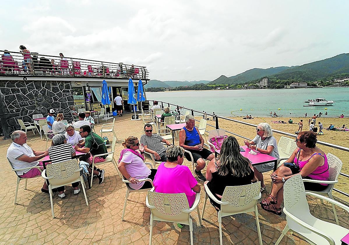 Los clientes disfrutan en las dos terrazas de Atxarre, situado en la playa de Laida, en Ibarrangelu.