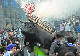 El toro de fuego se encendió después del txupin.