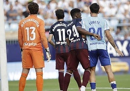 Leonardo Buta sujeta a Lobete durante su debut en Málaga, en el que dejó patente su gran proyección ofensiva.