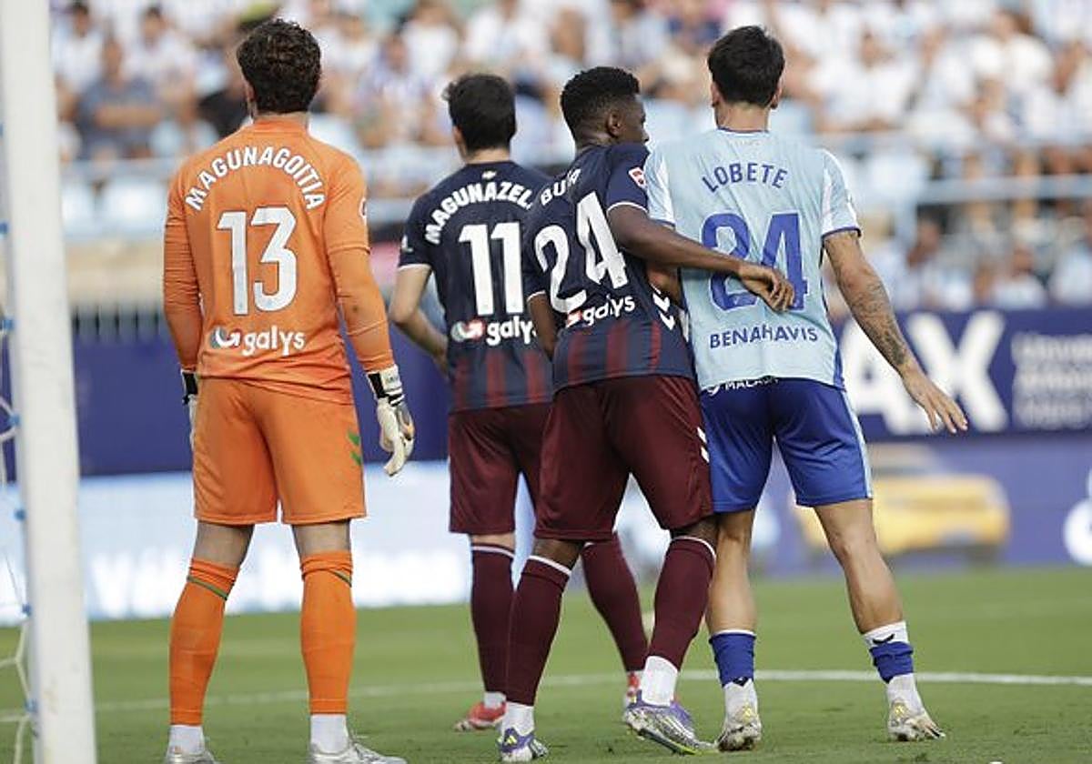 Leonardo Buta sujeta a Lobete durante su debut en Málaga, en el que dejó patente su gran proyección ofensiva.